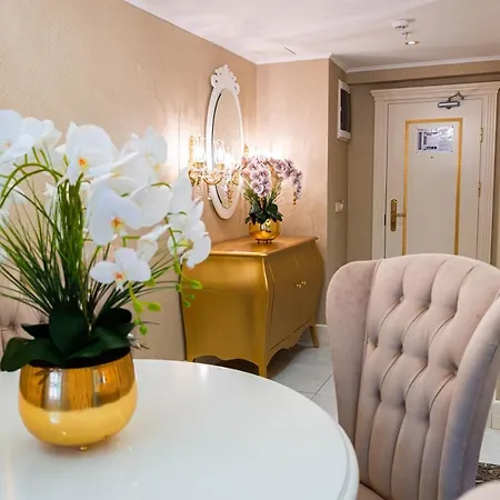 Flora Hotel